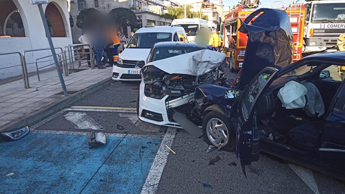 Un herido en un choque frontal entre dos coches en la PO-308 en Combarro
