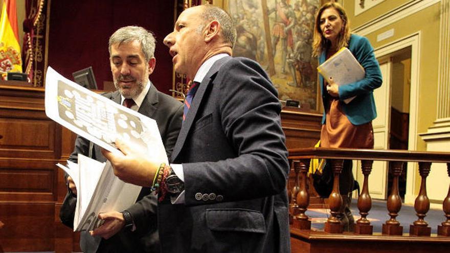 Tavío observa con atención una charla entre Clavijo y José Estalella (PP) en un pleno de esta legislatura en el Parlamento.