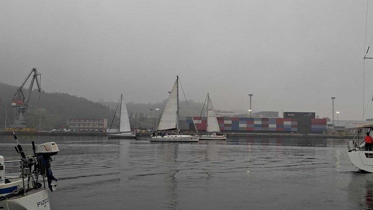 Barcos de la flota de El Cmaino a Vela camino de Ribadeo.