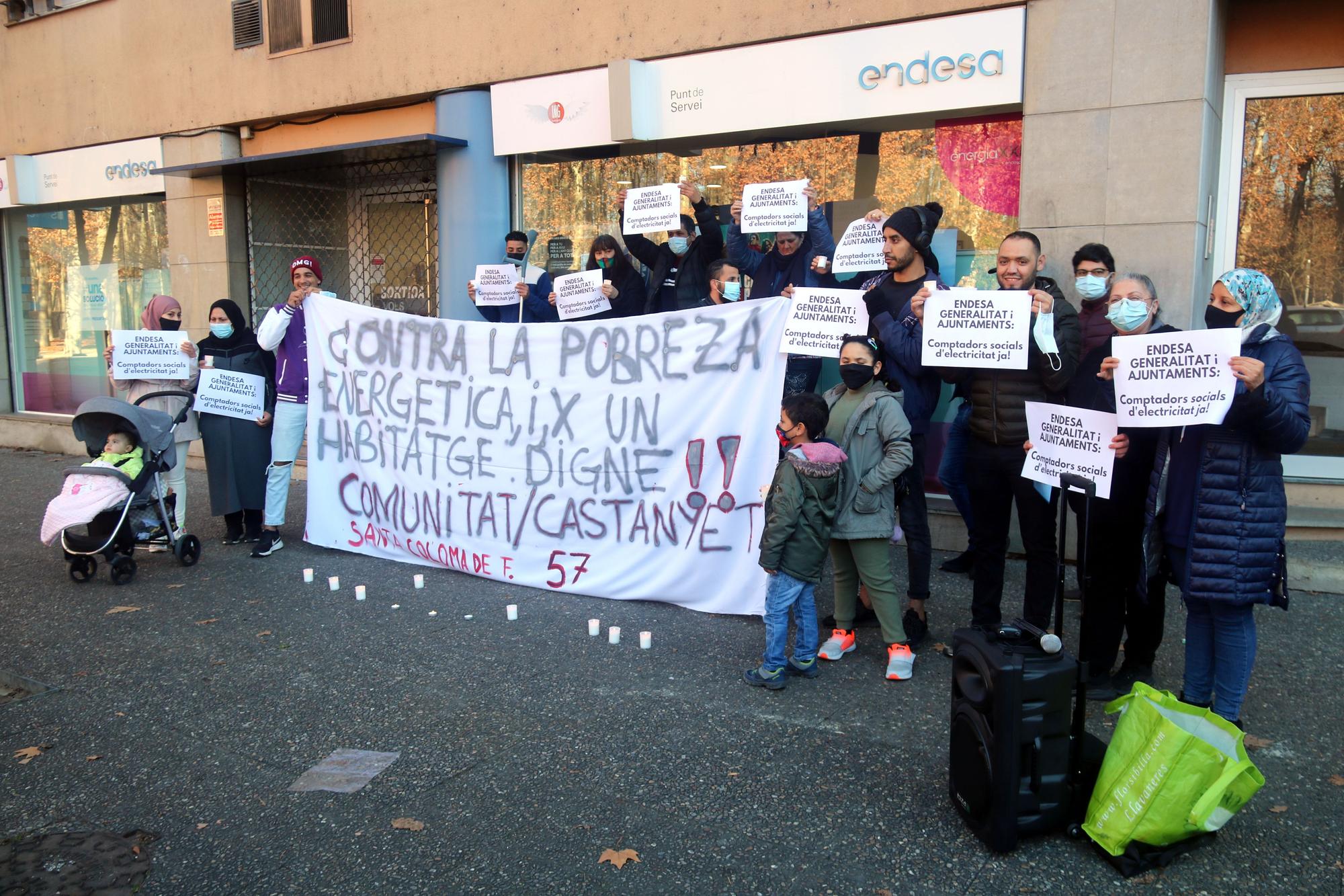Famílies de blocs ocupats a Santa Coloma de Farners protesten que els han tallat la llum
