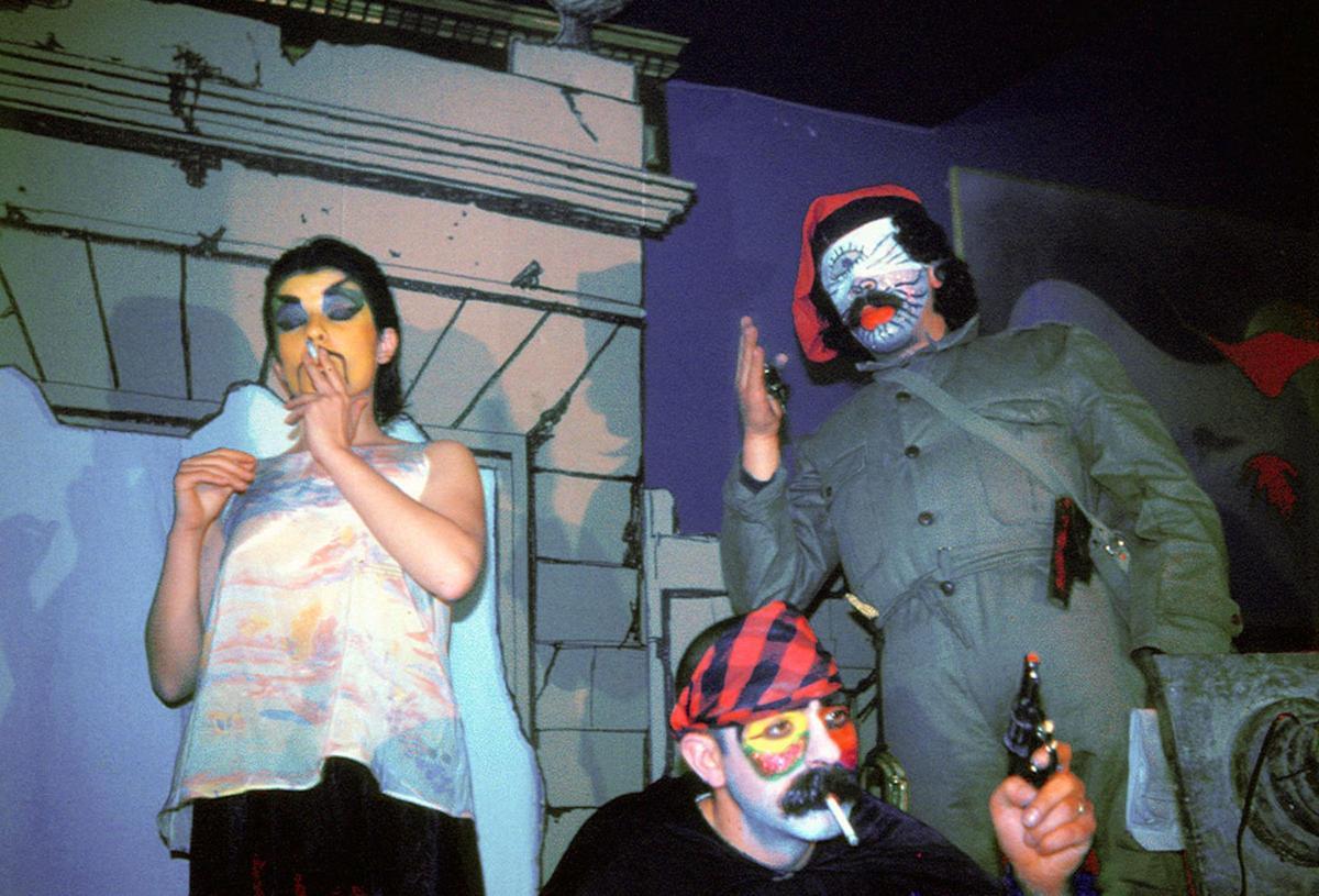 El grupo de teatro El Grifo en una de sus actuaciones en el BV80.