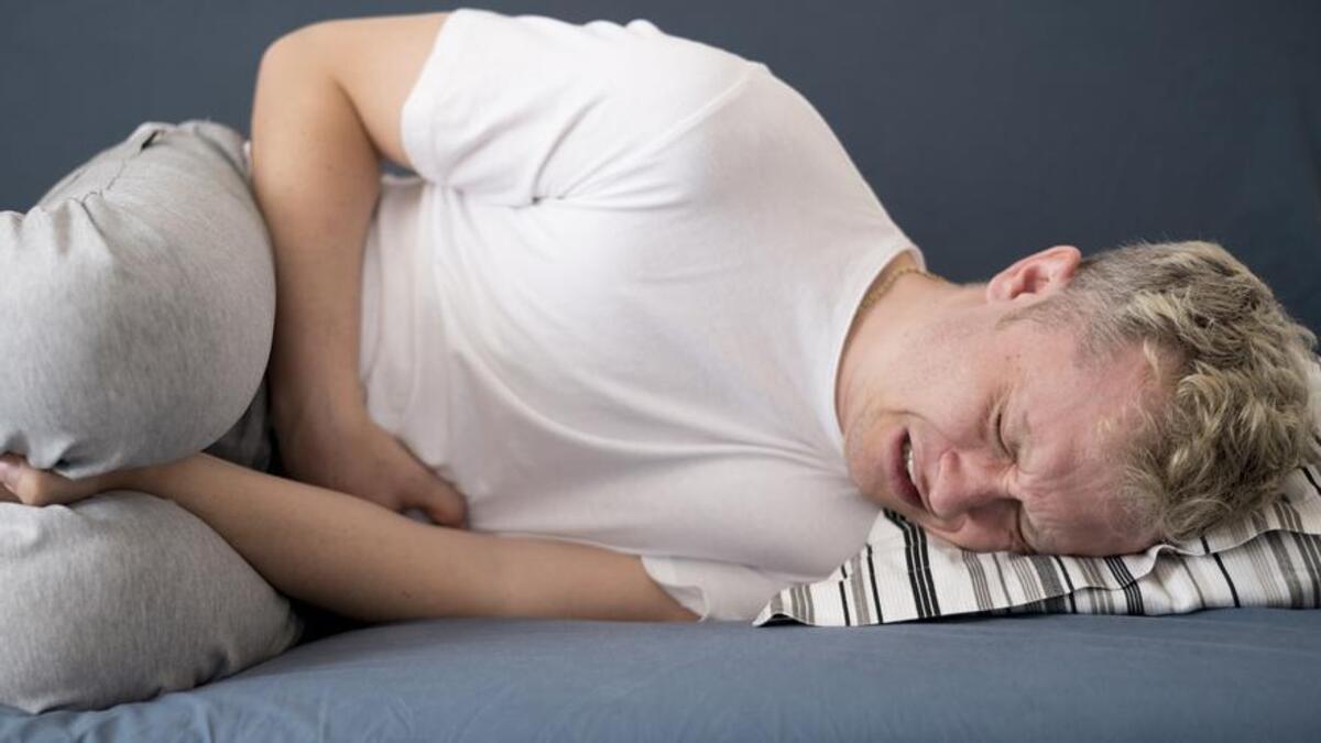 Un hombre con dolor de estómago.