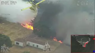 Así actúa el Infoex contra los incendios: impresionante descarga para salvar una vivienda en Cáceres