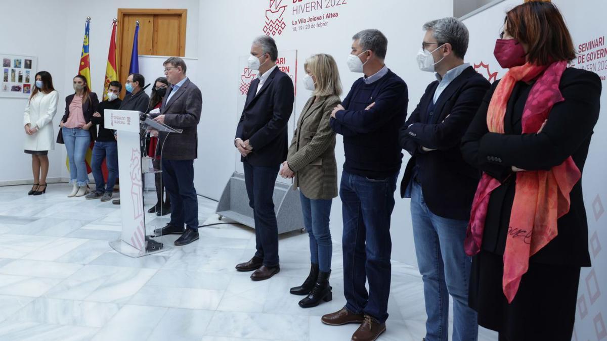 Todo el Consell, ayer, durante la presentación de las conclusiones del seminario en Altea. | LEVANTE-EMV