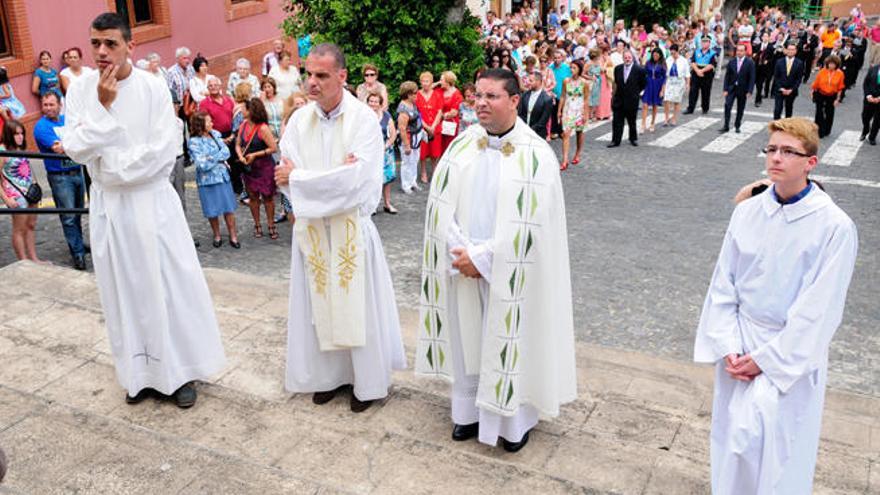 Los sacerdotes Higinio Sánchez (segundo por la izquierda) y Diego Hernández (a su derecha), ayer en Guía.