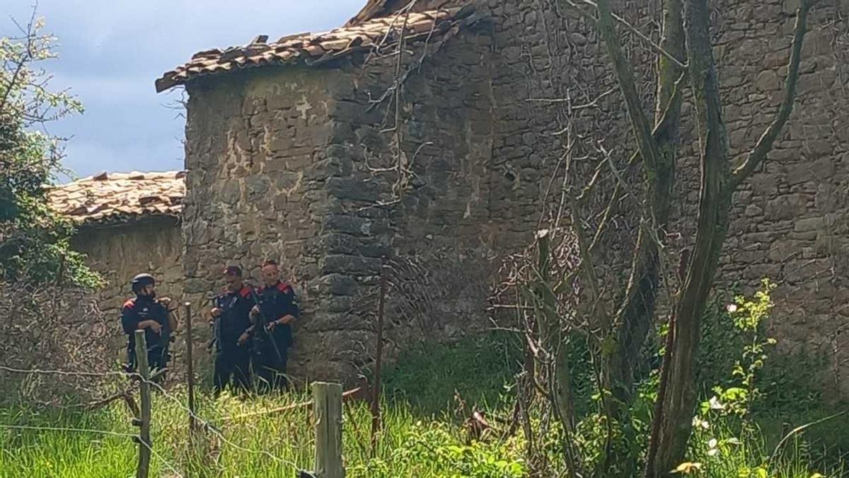 Els Mossos neutralitzen un home atrinxerat en una masia de Les Llosses