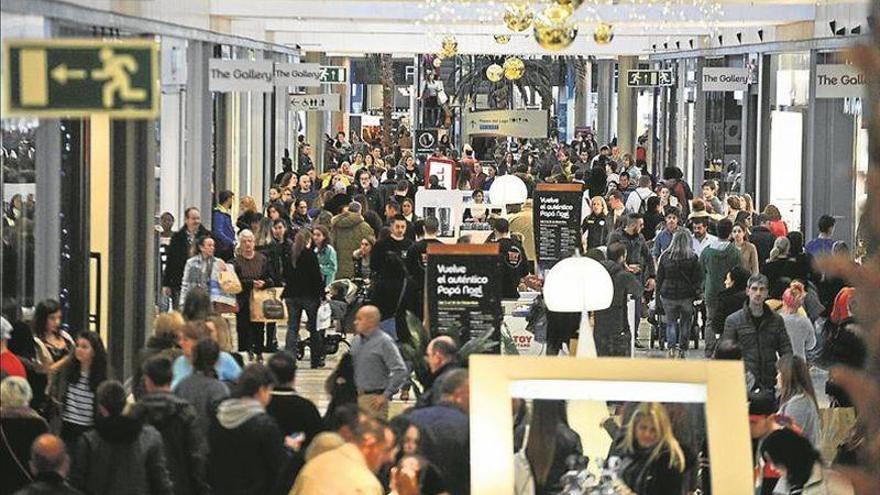 Los comercios abrirán ocho domingos y dos festivos en el 2018