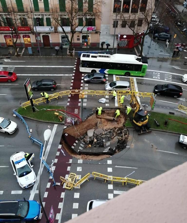 Auf dem Innenstadtring in Palma de Mallorca bricht der Asphalt ein