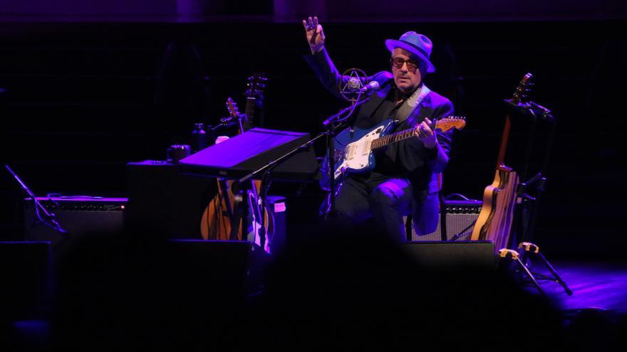 Un moment del concert del músic anglès Elvis Costello al Palau de la Música