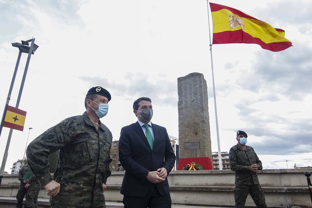 Izado de l bandera de España en Córdoba