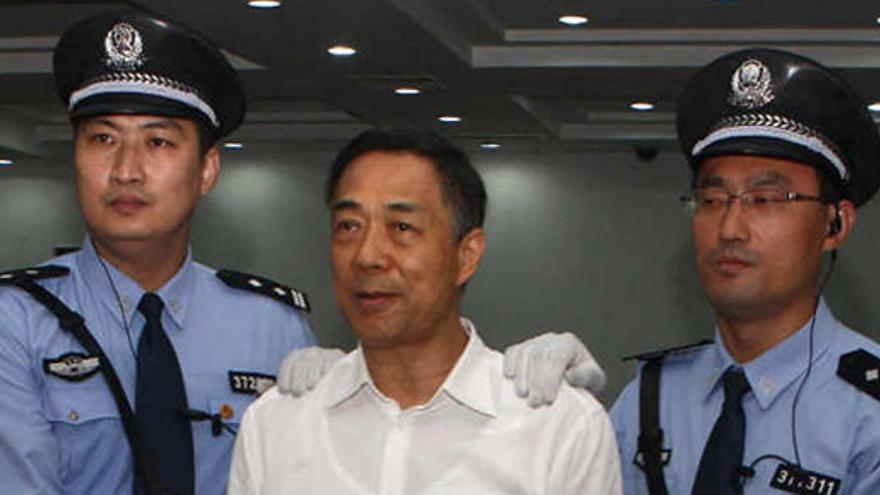 Bo Xilai escoltado por dos policías