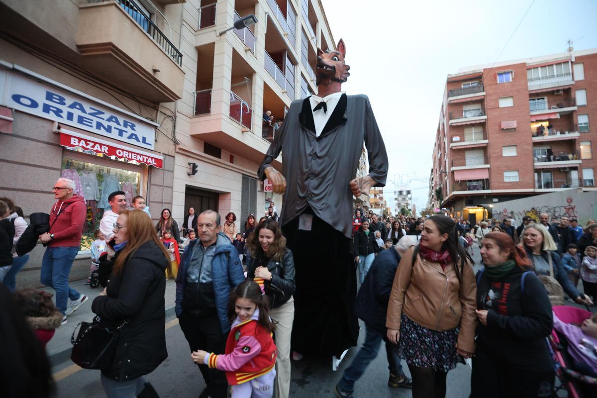 Llegan Lilí, El Lobo, El Ogro, la Serafina y el Ora Por Nobis. Es la Charamita. Es fiesta en Torrevieja