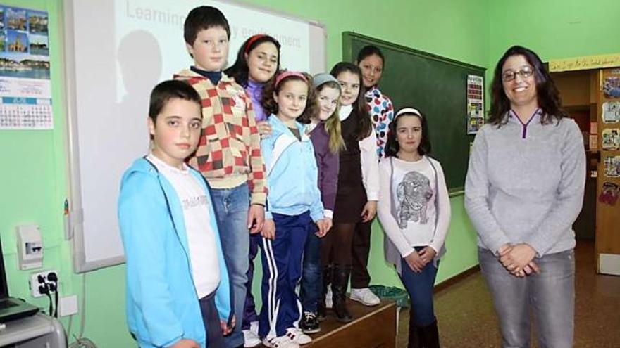 Natalia Fernández, a la derecha, con sus alumnos de quinto curso.