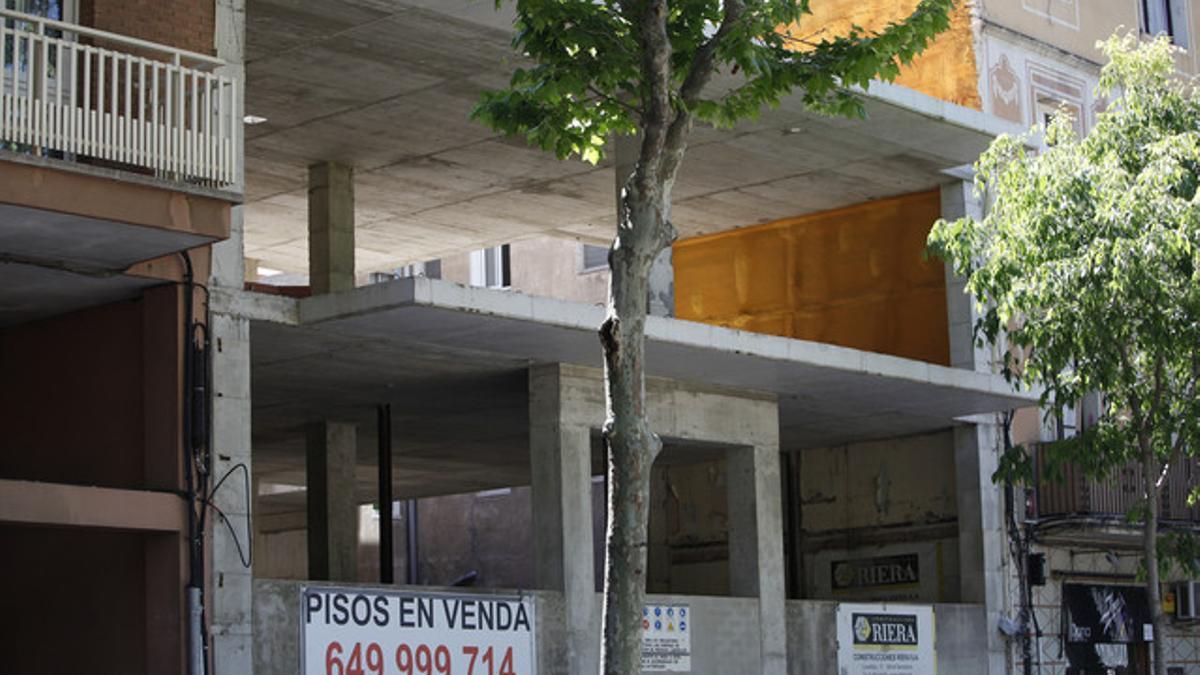 Promoción de pisos y locales en la calle Lope de Vega, en Barcelona.