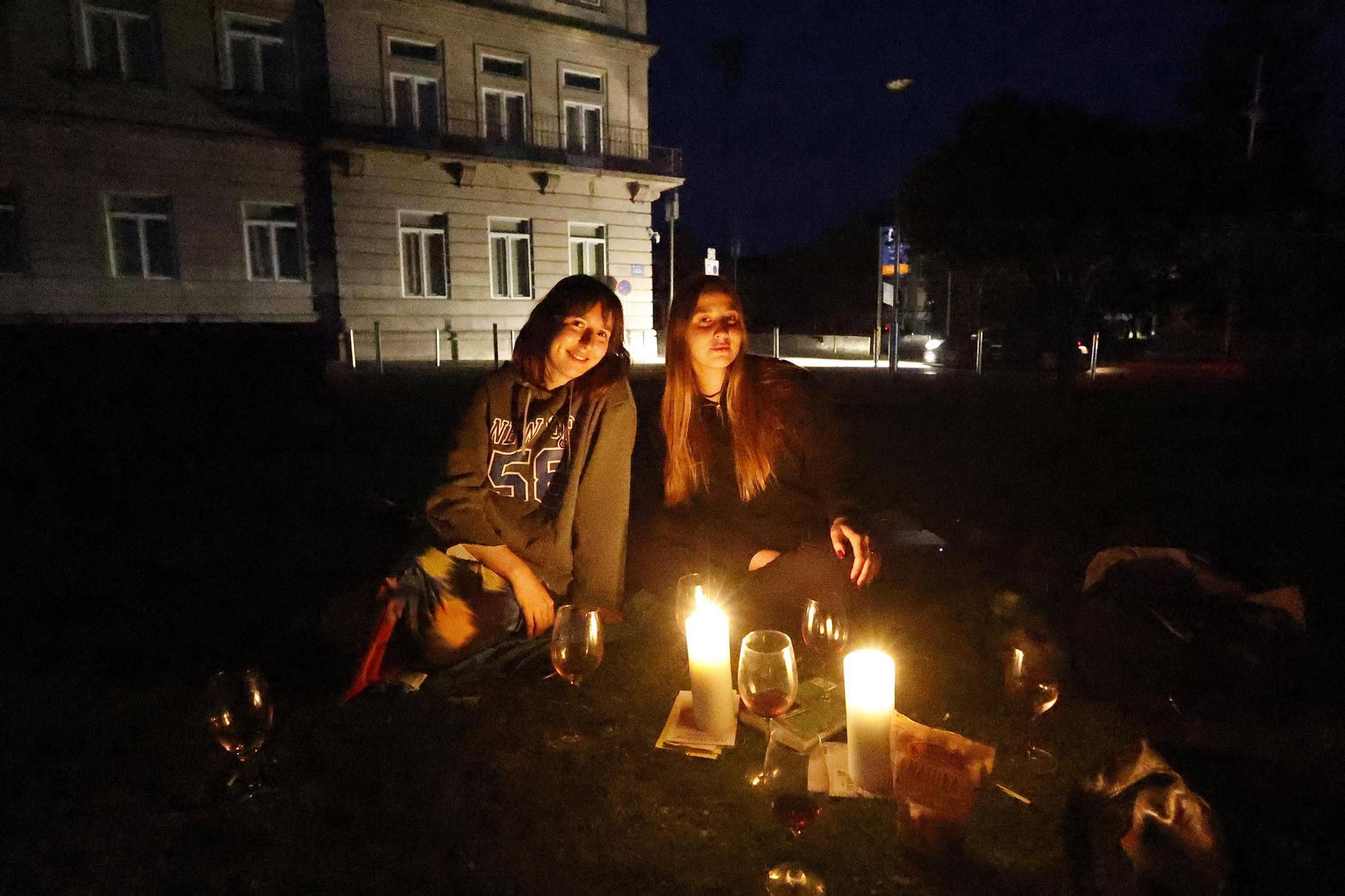 Picnic bajo la luz de las velas en un jardín de Pontevedra