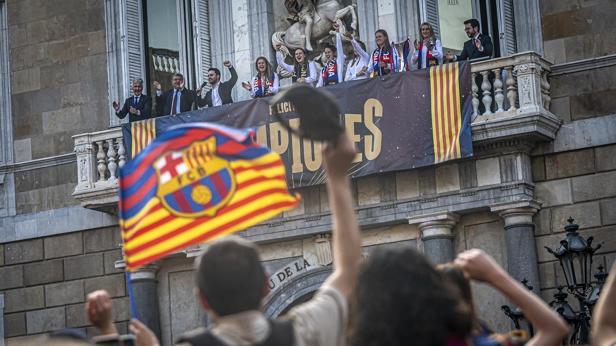 El Barça femenino celebra su 'Champions' en la plaça Sant Jaume