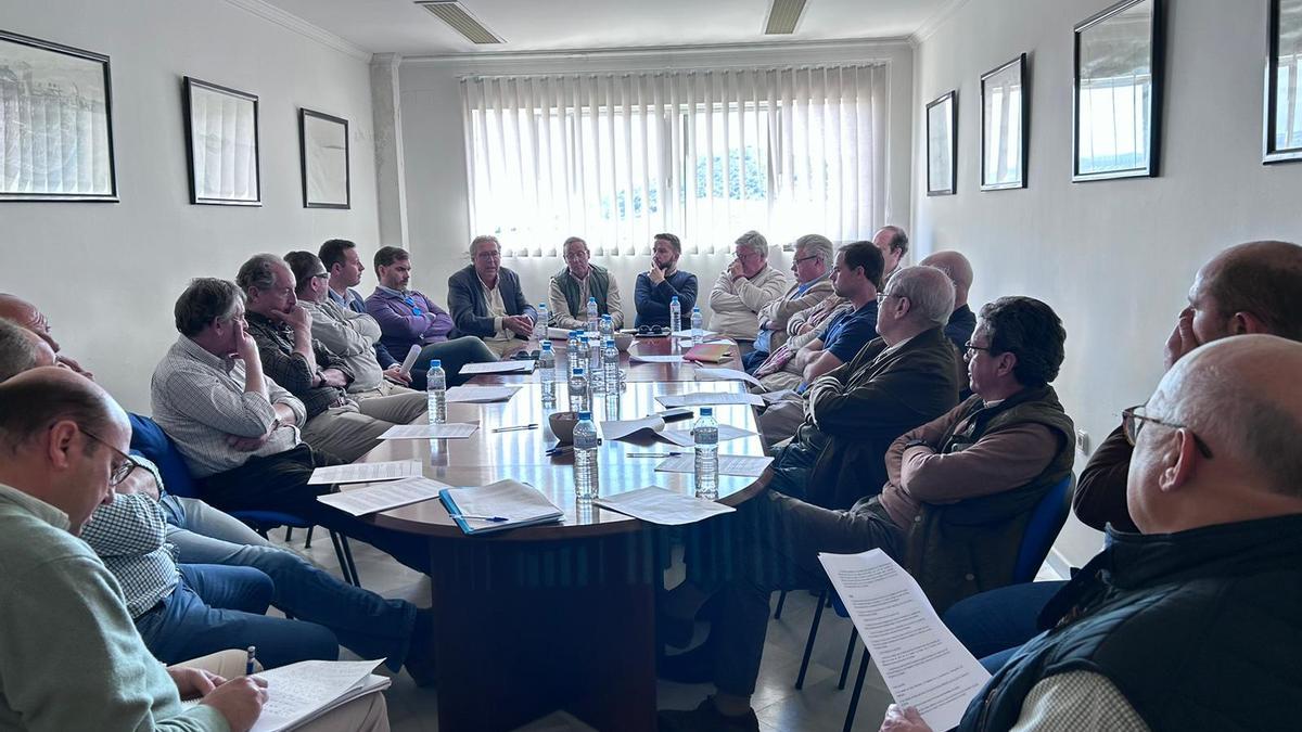 Asistentes a la reunión entre regantes, organizaciones agrarias y ayuntamientos.