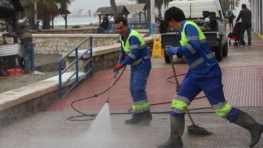 Operarios de Limasa en tareas de limpieza.