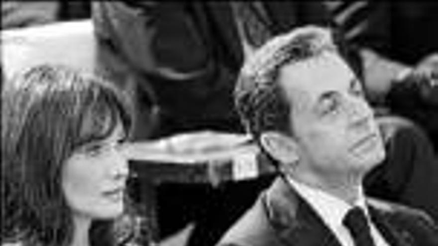 Sarkozy y Bruni: EL PRESIDENTE DE FRANCIA Y SU MUJER HACEN MANITAS