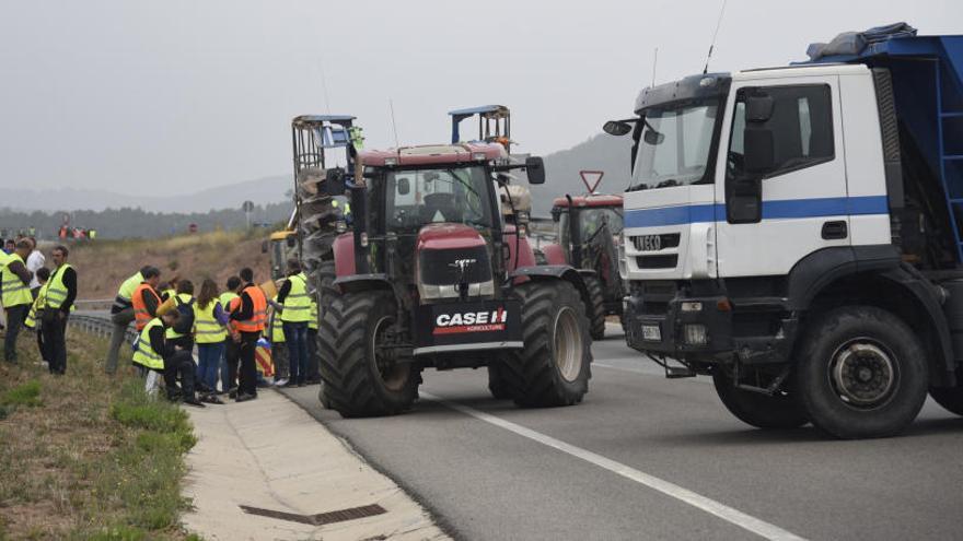 Vehicles agrícoles tallant l&#039;eix Transversal a Rajadell.