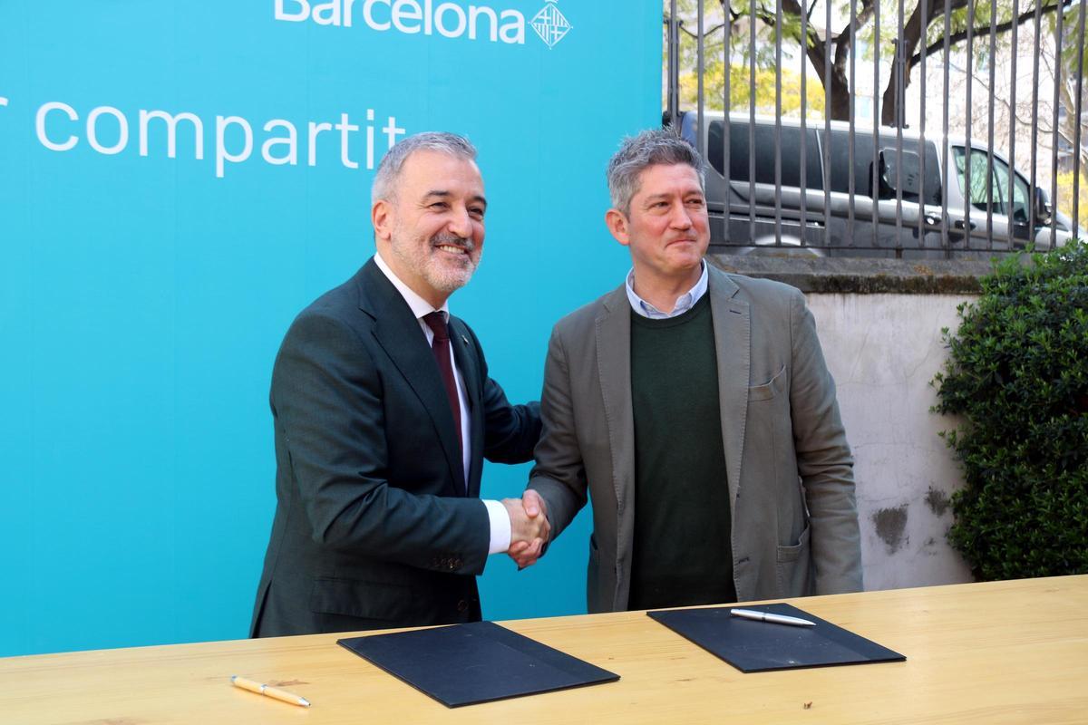Apretón de manos entre el alcalde de barcelona, Jaume Collboni, y el alcalde de LHospitalet, David Quirós, una vez firmada la constitución de la comisión bilateral entre ambas ciudades
