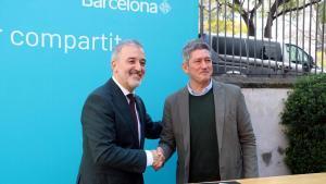 Apretón de manos entre el alcalde de barcelona, Jaume Collboni, y el alcalde de LHospitalet, David Quirós, una vez firmada la constitución de la comisión bilateral entre ambas ciudades