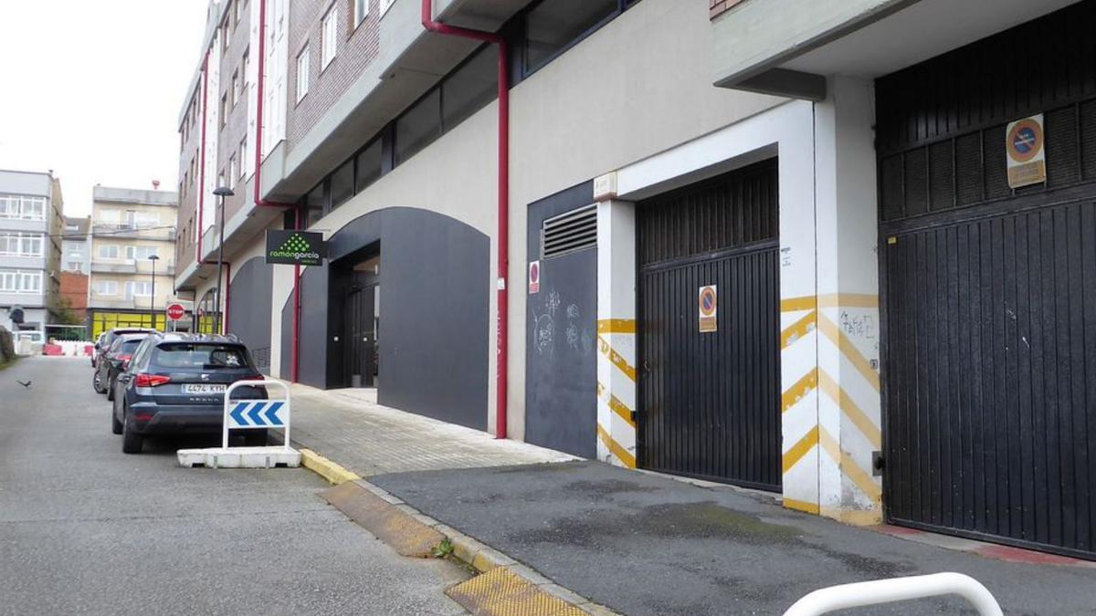 Garajes de Agramar con salida a la N-VI por la rúa Marisqueira.   | // I.R.