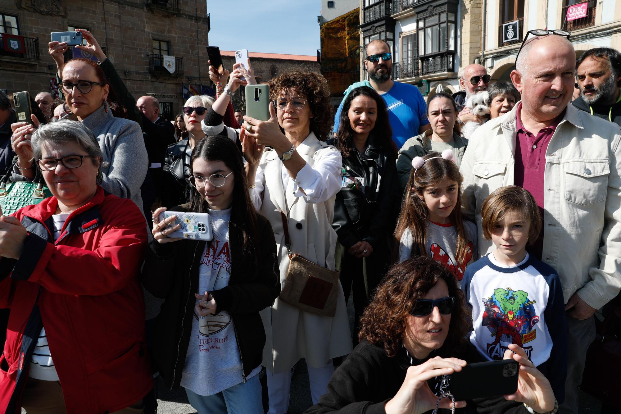 EN IMÁGENES: La tamborrada del Viernes Santo en Avilés