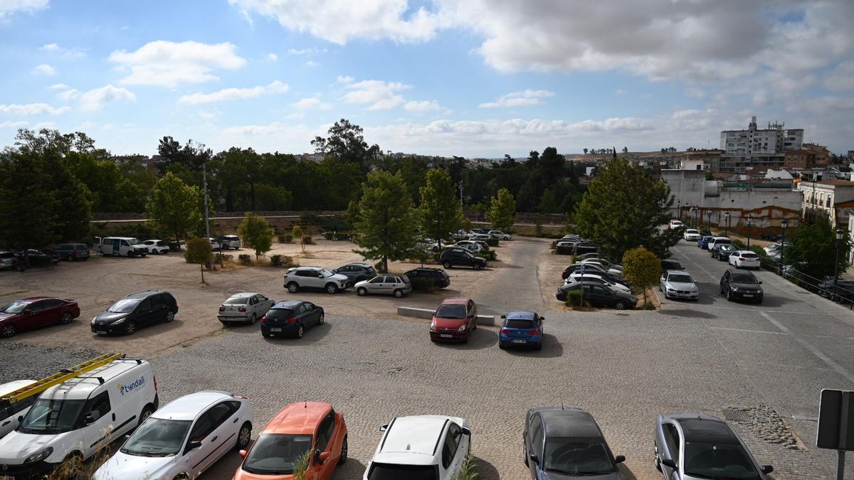 Vehículos estacionados en el baluarte de San Pedro, que se utiliza como aparcamiento en superficie.