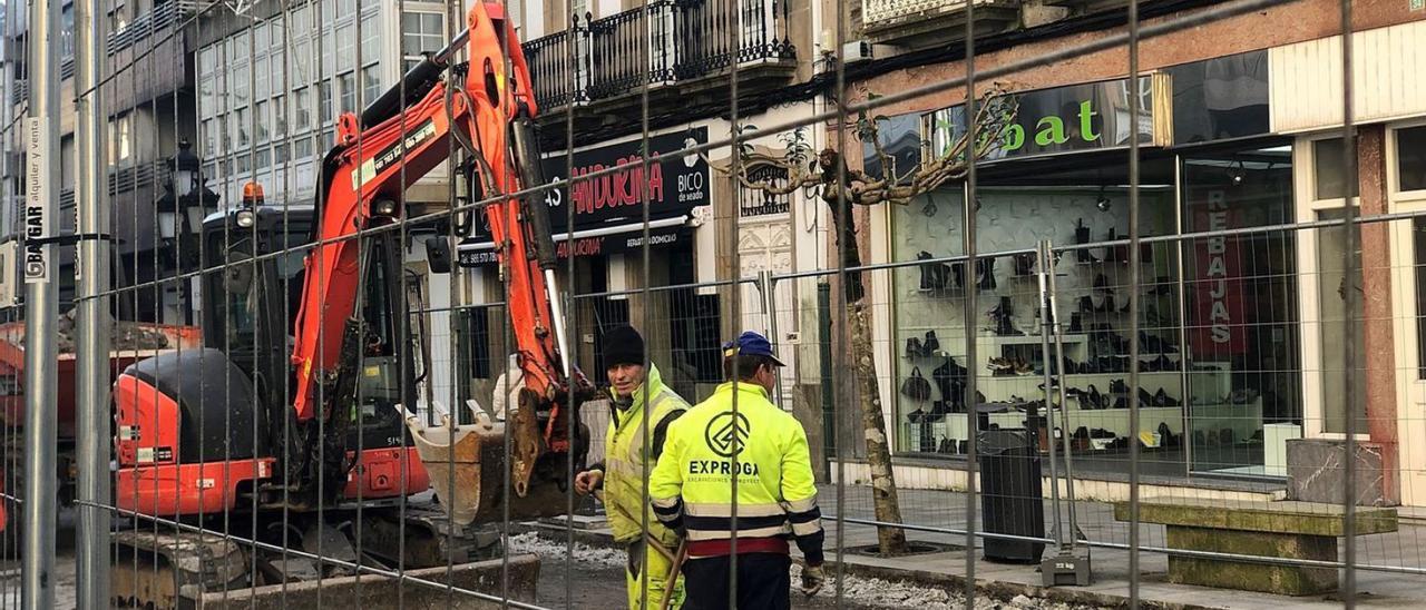 Retirada de los viejos adoquines de la Calvo Sotelo, con más de medio siglo de historia.  | // N.C.