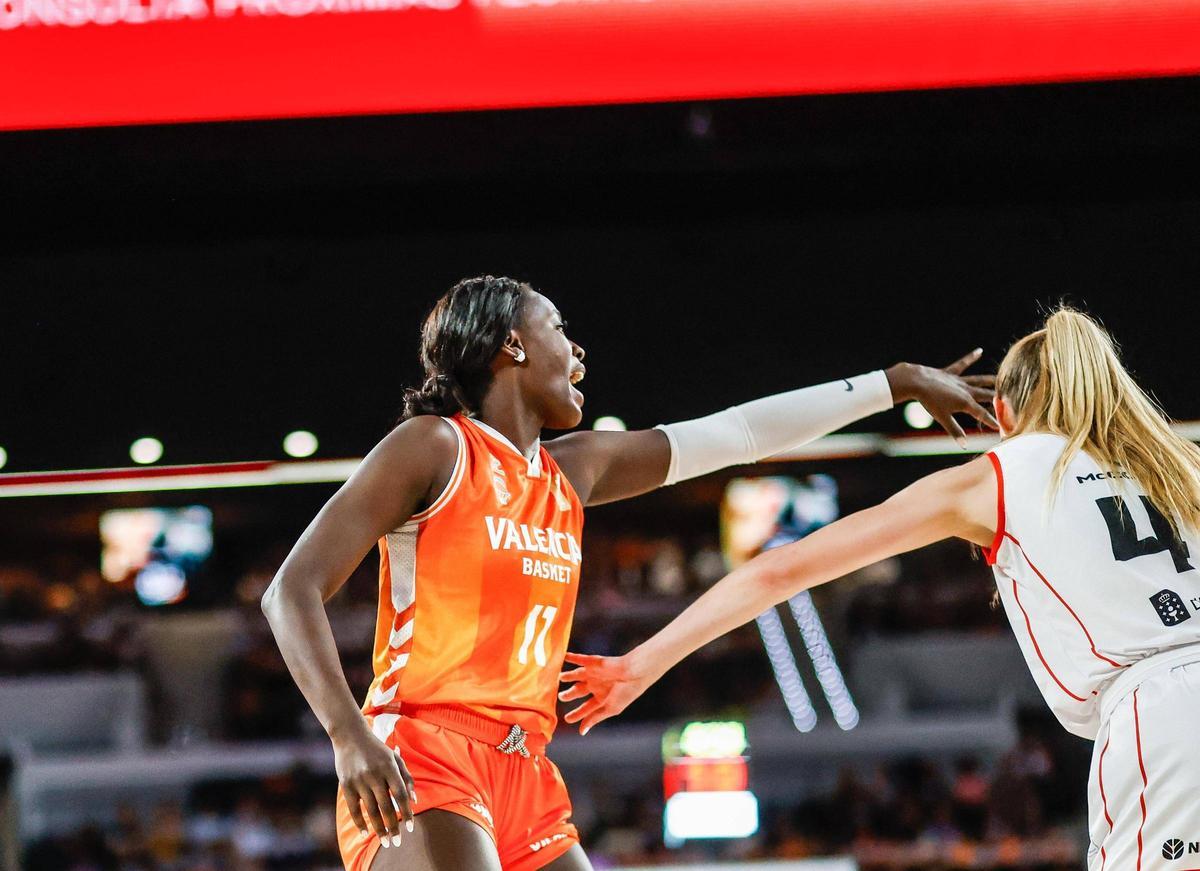 Así ha sido el regreso al Roig Arena de Awa Fam tras triunfar en el draft de la WNBA