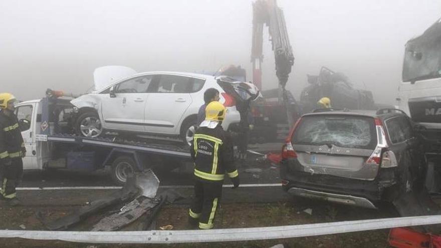 Una muerta y más de 30 heridos en un accidente de unos 50 vehículos en Lugo