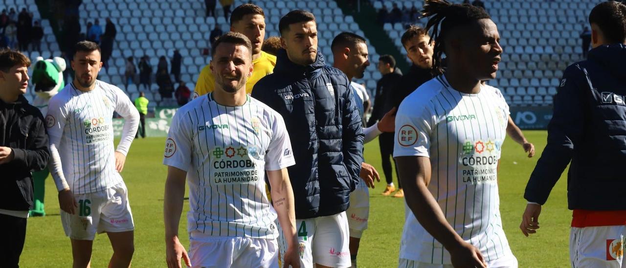 Ekaitz Jiménez, en el centro de la imagen, tras el encuentro ante el Celta B.