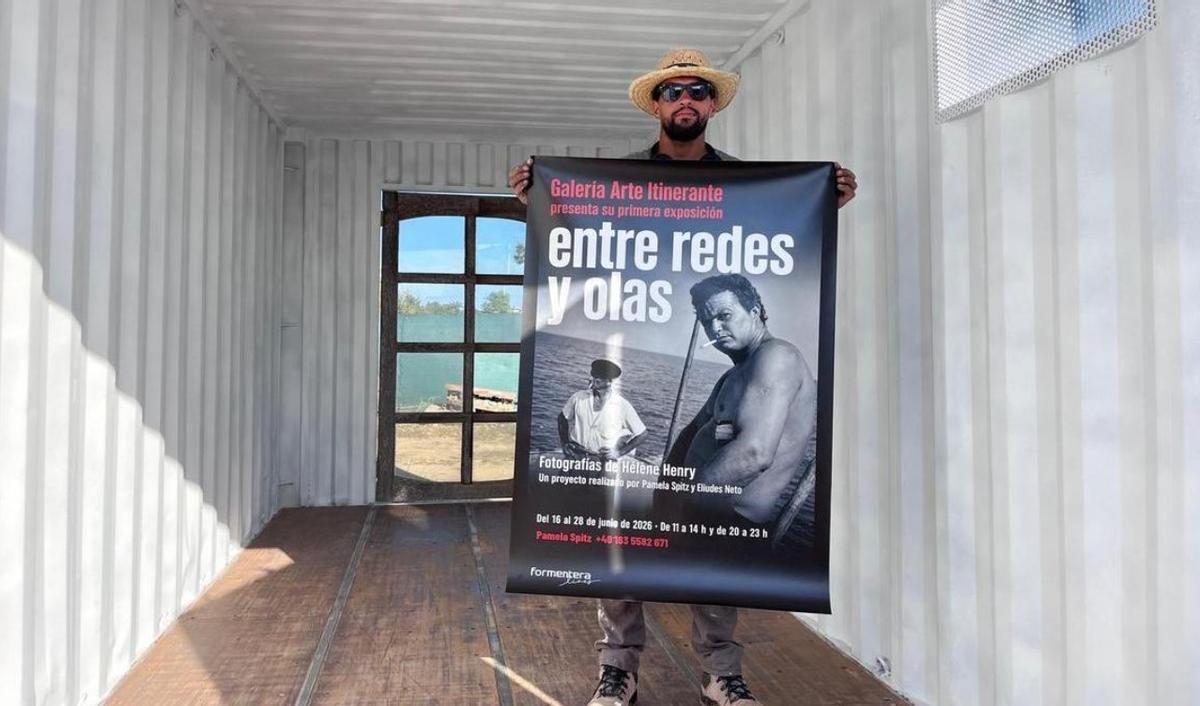 Imagen del interior del contenedor antes de la instalación de las fotografías de la exposición.