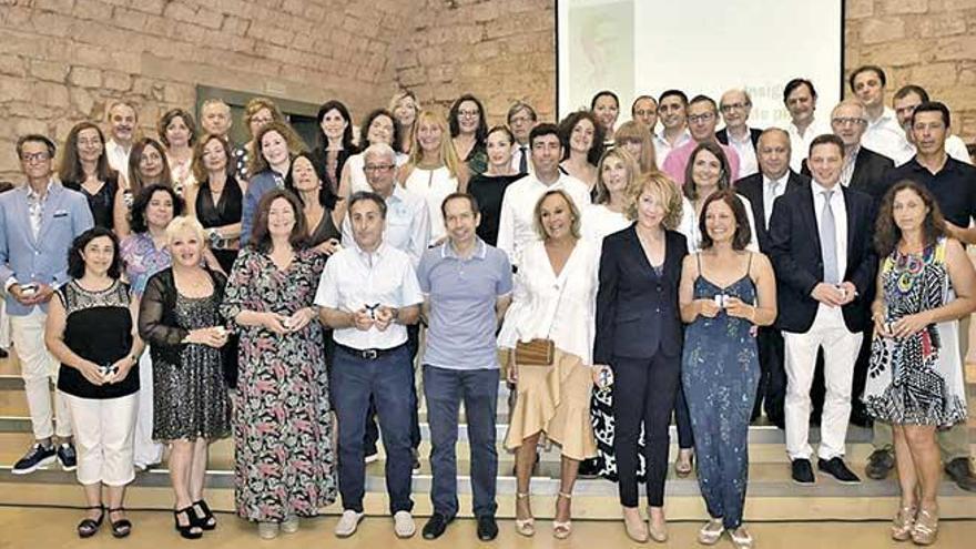 Los médicos que recibieron la insignia de plata por sus 25 años de colegiación.