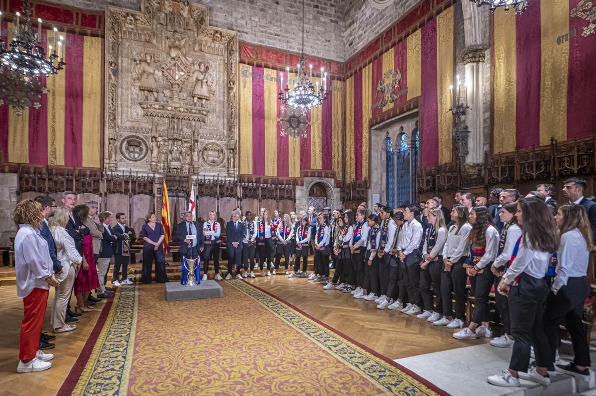 El Barça femenino celebra su Champions en la plaça Sant Jaume