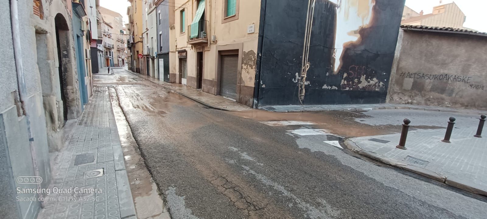 Rebenta una canalització d'aigua a la carretera de Cardona de Manresa