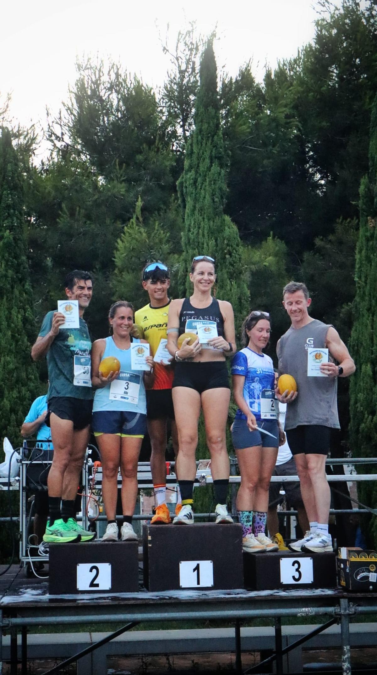 Podio de la prueba de los 8 kilómetros.