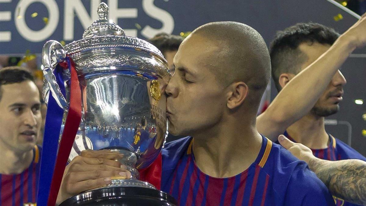 Ferrao besa la Copa del Rey de fútbol sala conquistada por el Barça el pasado sábado en Cáceres.