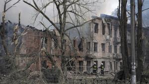 Rusia bombardea un hospital en Dnipro y causa al menos dos muertos.