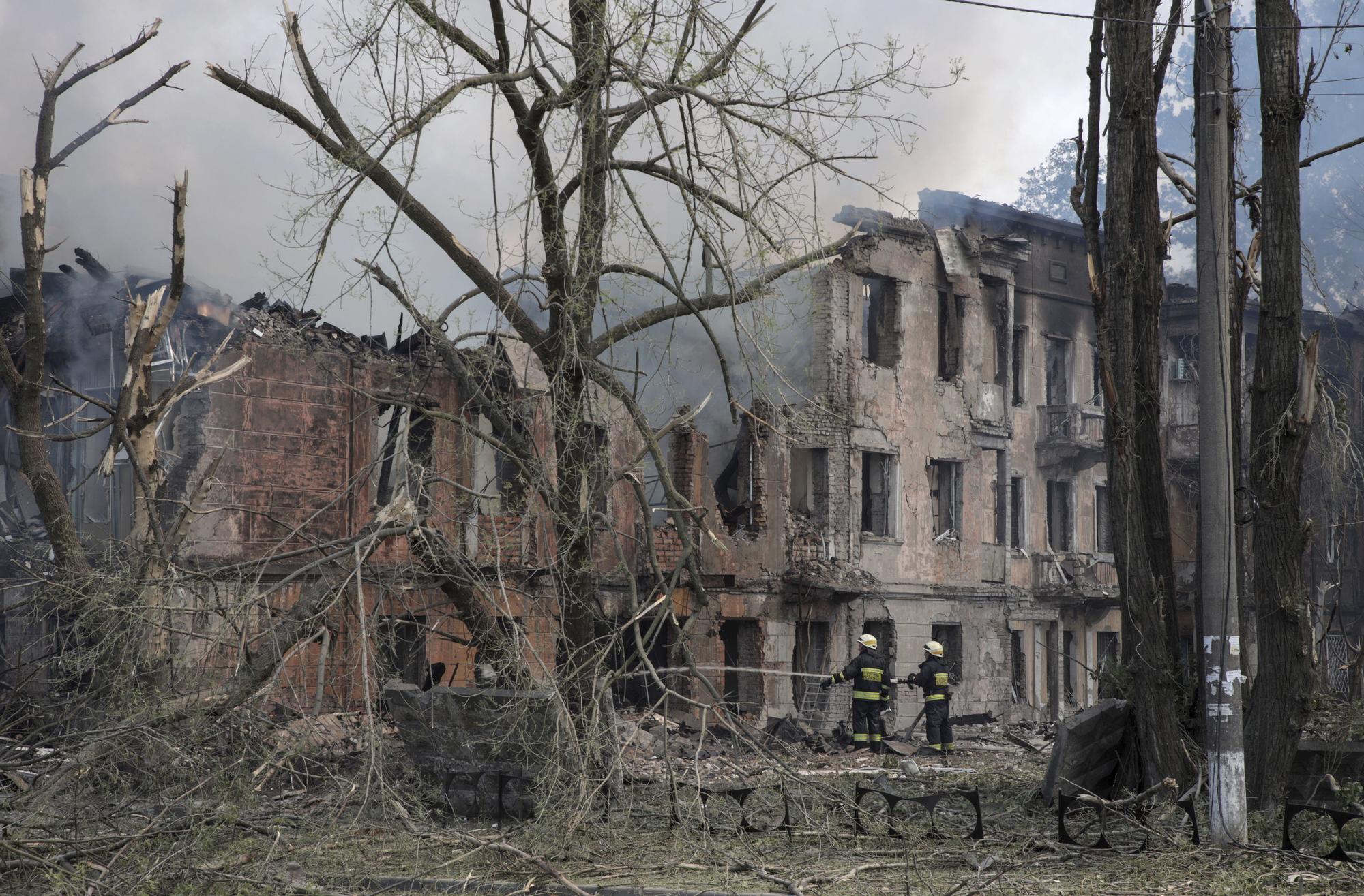 Rusia bombardea un hospital en Dnipro y causa al menos dos muertos.