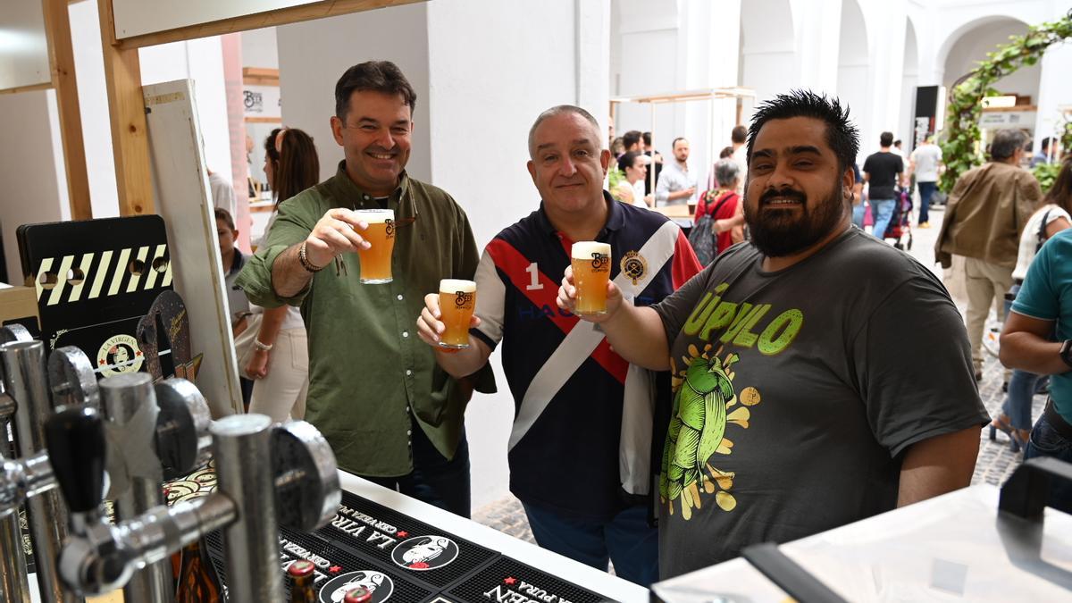 Tres amigos prueban la cerveza de uno de los 50 grifos, este sábado.