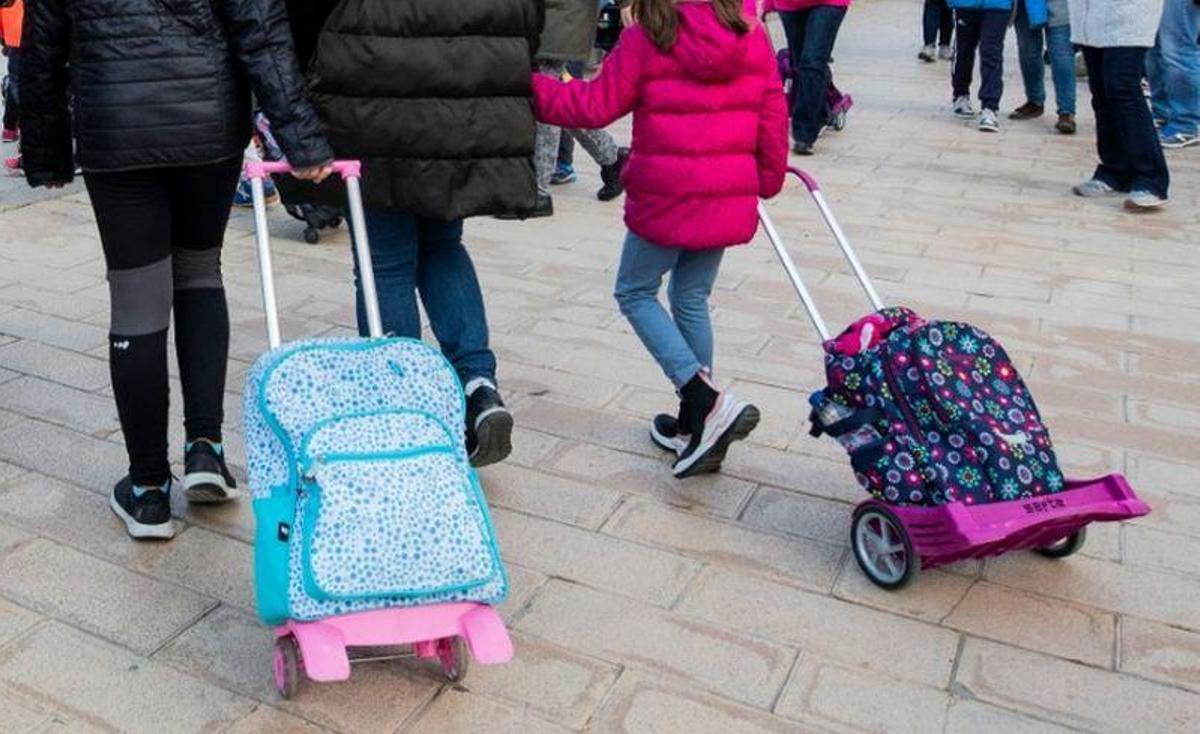 Varias familias acceden al colegio, en una imagen de archivo.