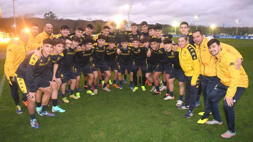 La plantilla del Dépor Juvenil, ayer en el último entrenamiento antes de recibir a la UD Las Palmas en Copa del Rey |  // CARLOS PARDELLAS