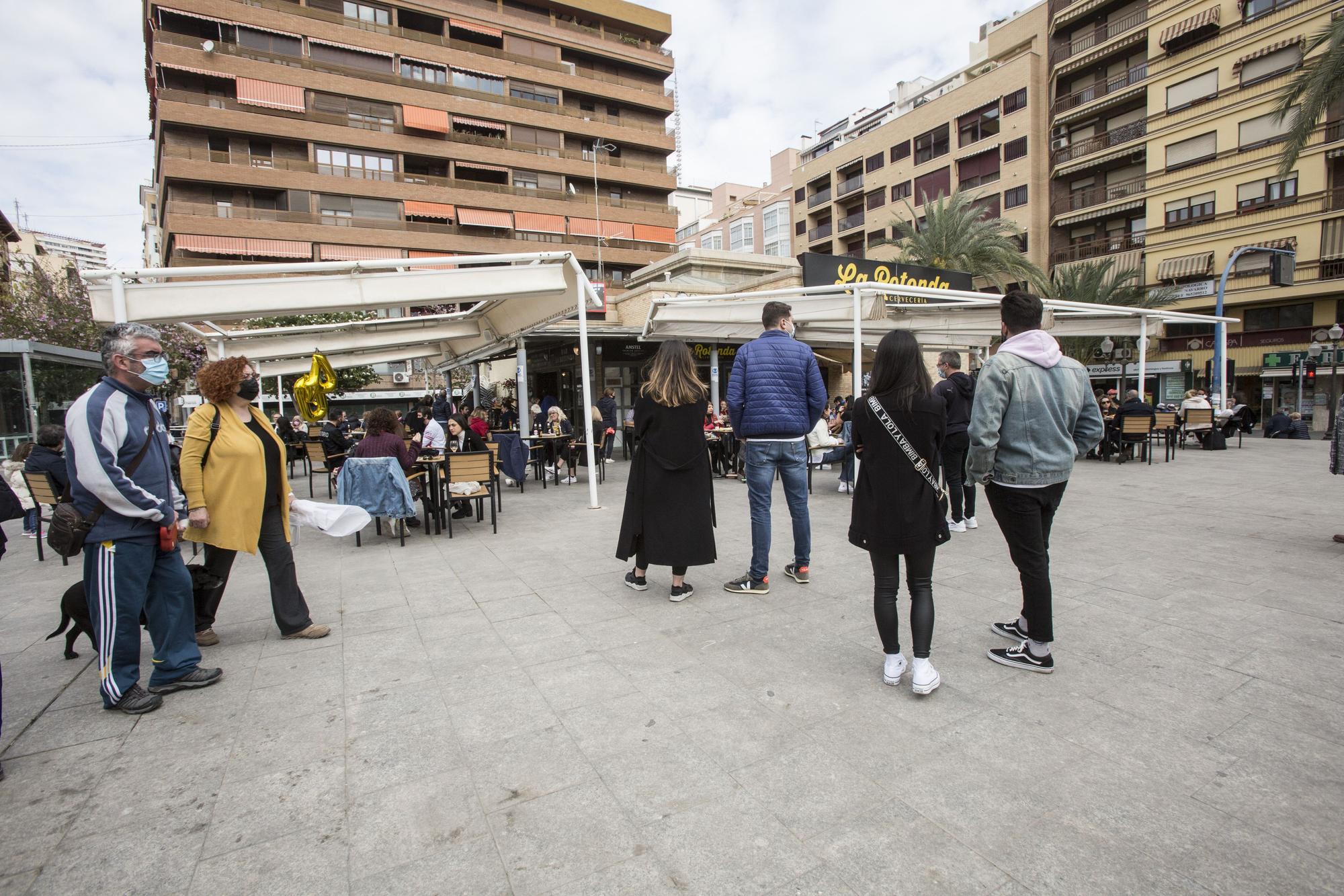 Lleno en las terrazas del centro de Alicante el primer fin de semana de apertura