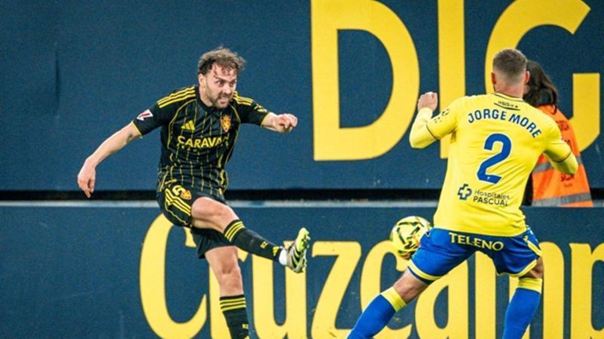 Keidi Bare golpea el balón durante el partido del viernes en Cádiz.
