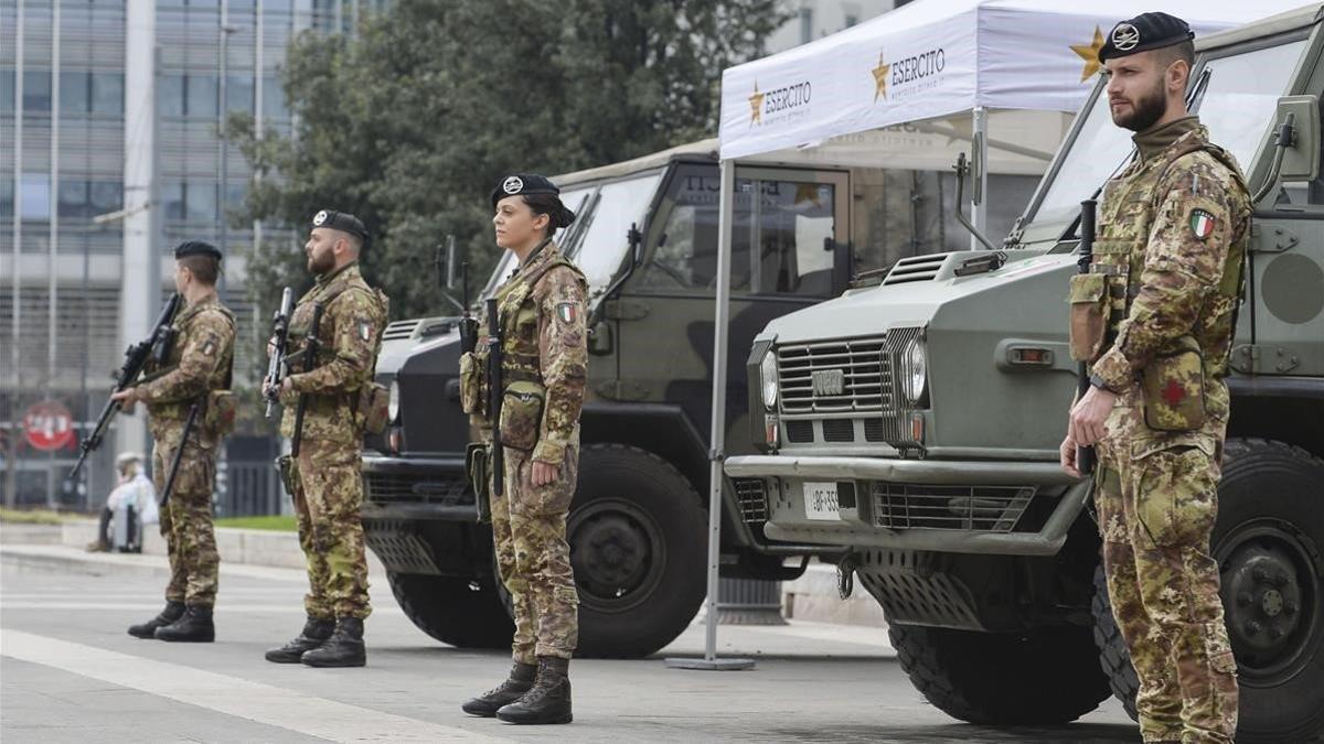 Soldados del Ejército italiano montan guardia frente a la estación central de ferrocarril de Milán, este viernes.