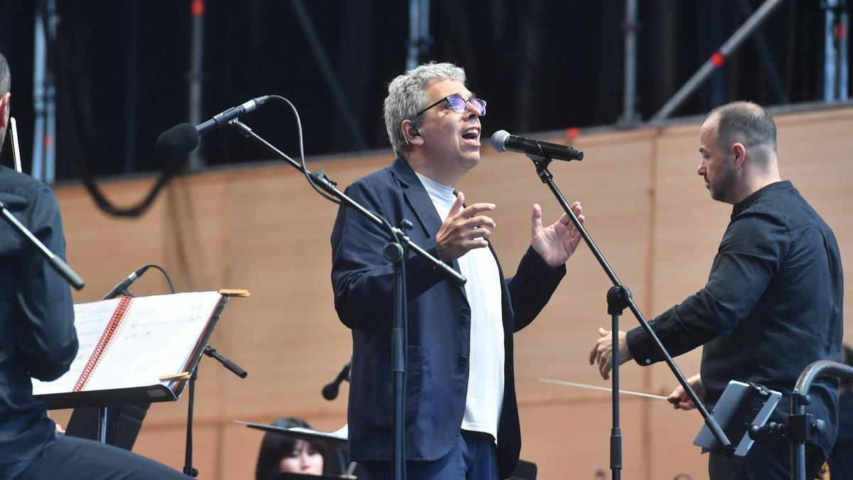 Pedro Guerra junto a la Orquesta Gaos en María Pita