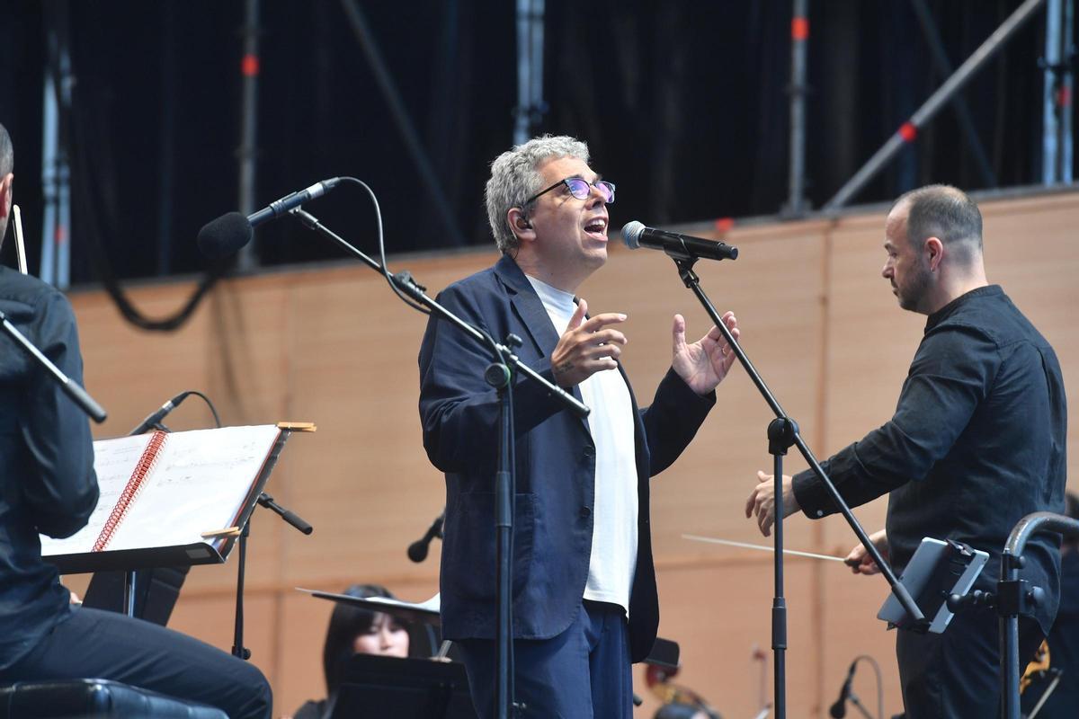 Pedro Guerra junto a la Orquesta Gaos en María Pita