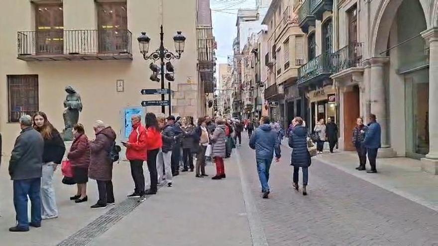 Más colas para no quedarse sin el 'llibret' de la Magdalena 2026